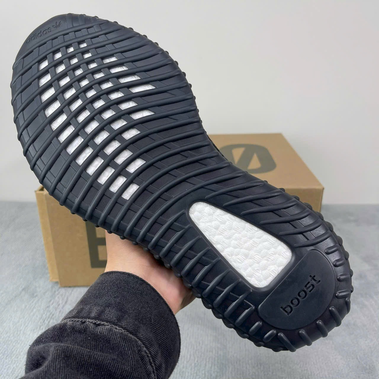 Giày Adidas Yeezy Boost 350 V2 Bred Best Quality