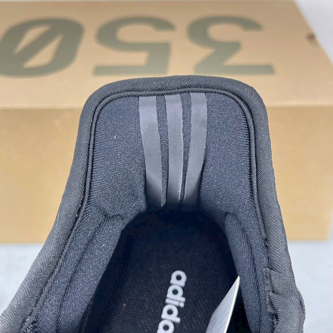 Giày Adidas Yeezy Boost 350 V2 Oreo Best Quality