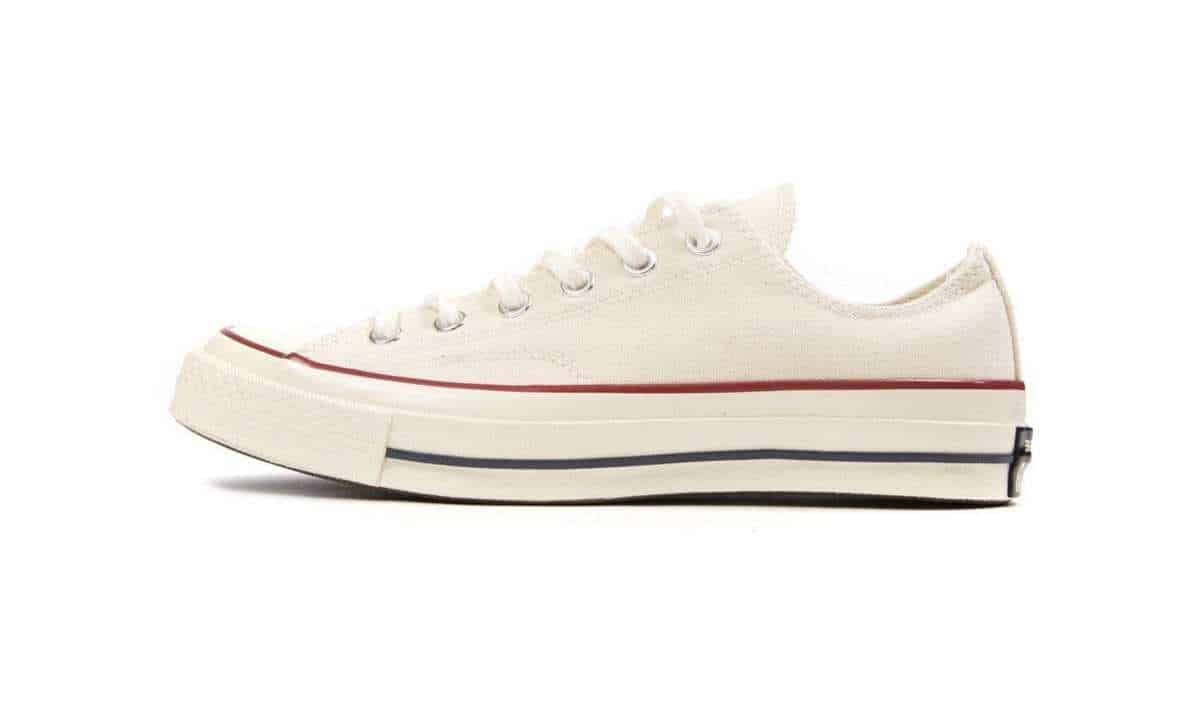 Phần đế giày Converse màu kem cổ thấp sử dụng chất liệu đế cao su có độ đàn hồi tốt, không ố màu