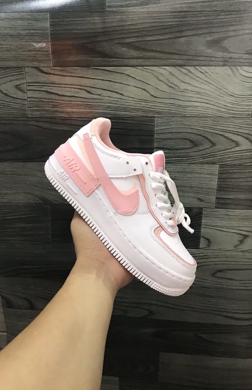 Giày Nike Air Force 1 Shadow White Coral Pink Rep 1:1 sẽ làm bạn trông thật lạ mắt và thu hút! Với thiết kế phù hợp và gu thẩm mỹ, đôi giày này sẽ đưa bạn lên một tầm cao mới về phong cách. Cùng tìm hiểu thêm về sản phẩm độc đáo này ngay.