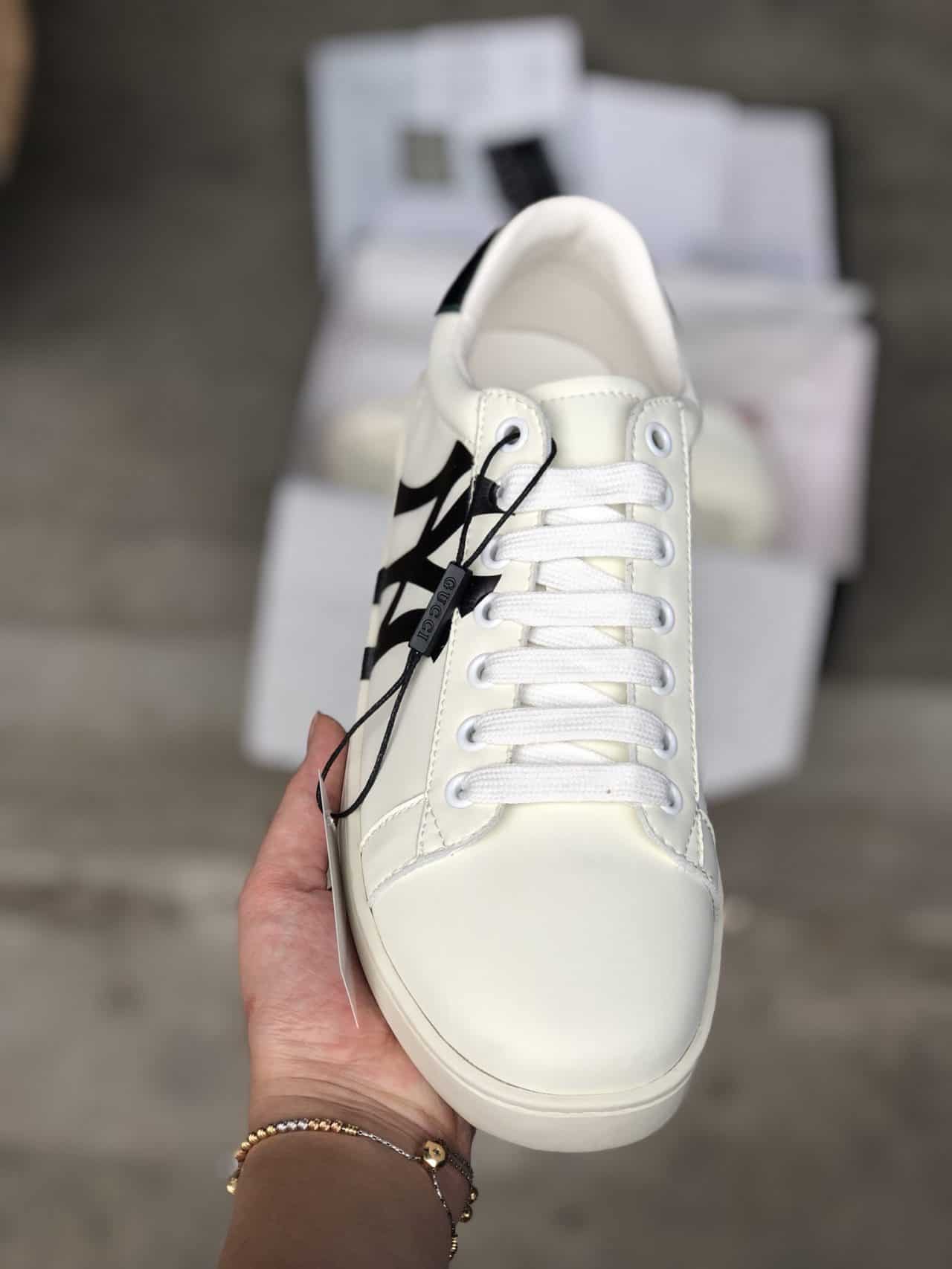7 cách làm sạch giày thể thao trắng sáng như mới