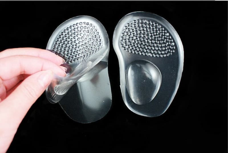 Sử dụng miếng lót silicon là cách giúp bạn hạn chế tình trạng đau chân khi đi giày