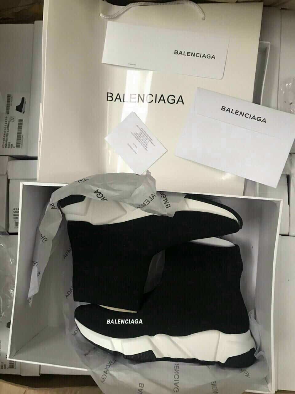 Thiết kế mới lạ của mẫu giày Balenciaga Speed ​​Trainer trắng đen