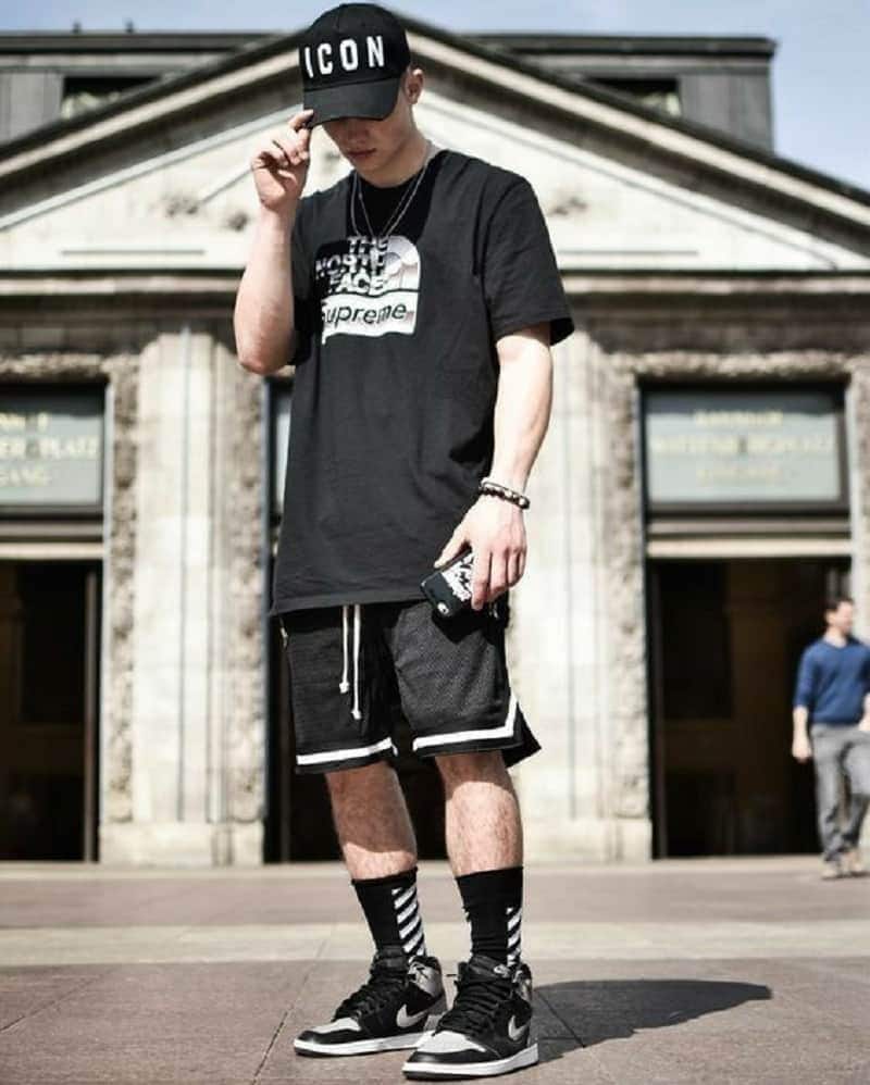 kết hợp jordan 1 high với quần short thun đen và áo thun đen