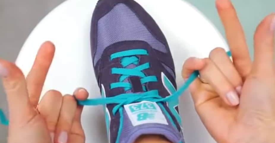 Không thắt nơ hay buộc dây giày quá chặt làm ảnh hưởng đến form giày