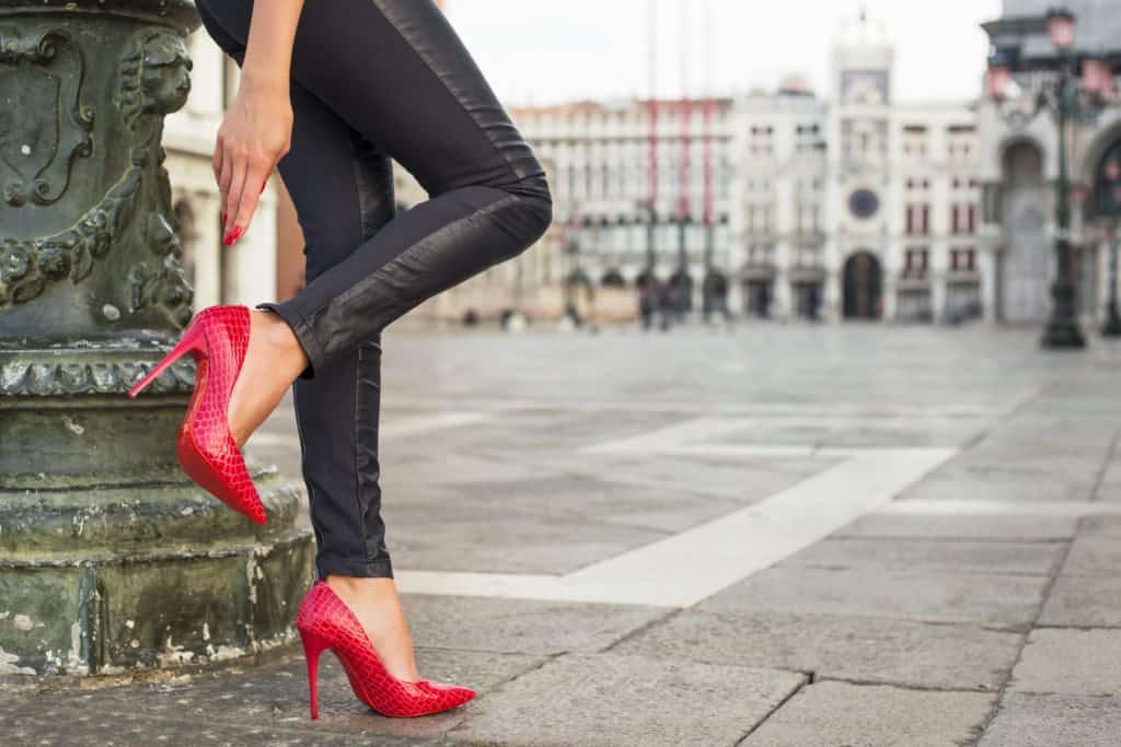 Các mẫu giày chủ yếu được làm từ da có khả năng giãn rộng sau một thời gian dài sử dụng