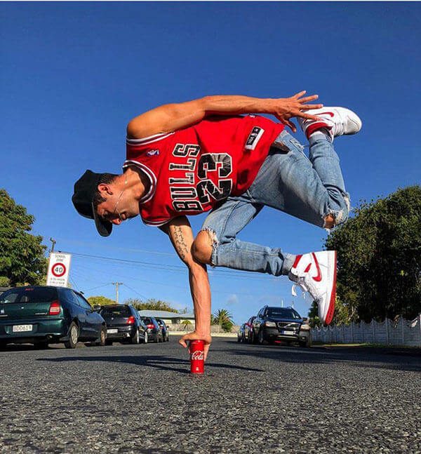 Phối giày Air Jordan 1 với quần áo cùng màu đỏ