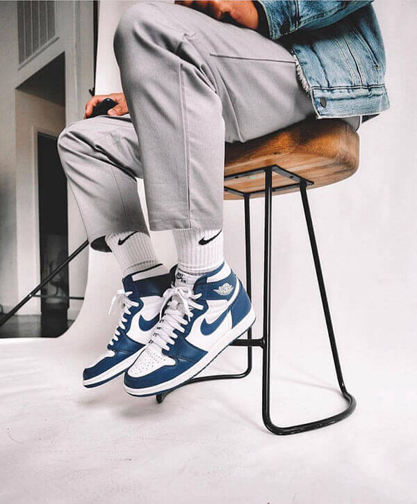 Phối giày Air Jordan 1 với quần kaki và áo khoác jean