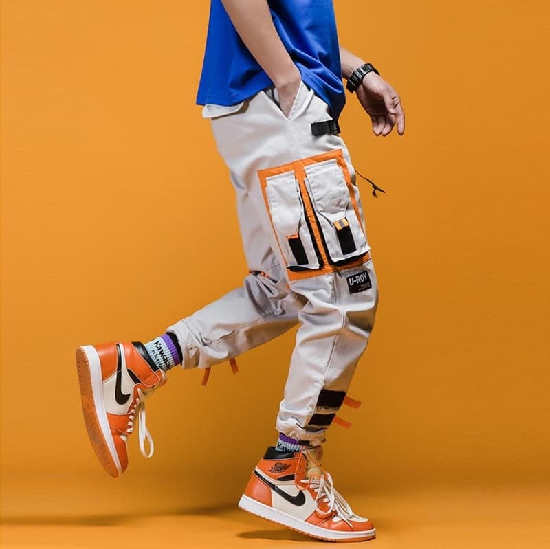 Phối giày Jordan 1 High cam với Cargo Pants và áo phông basic
