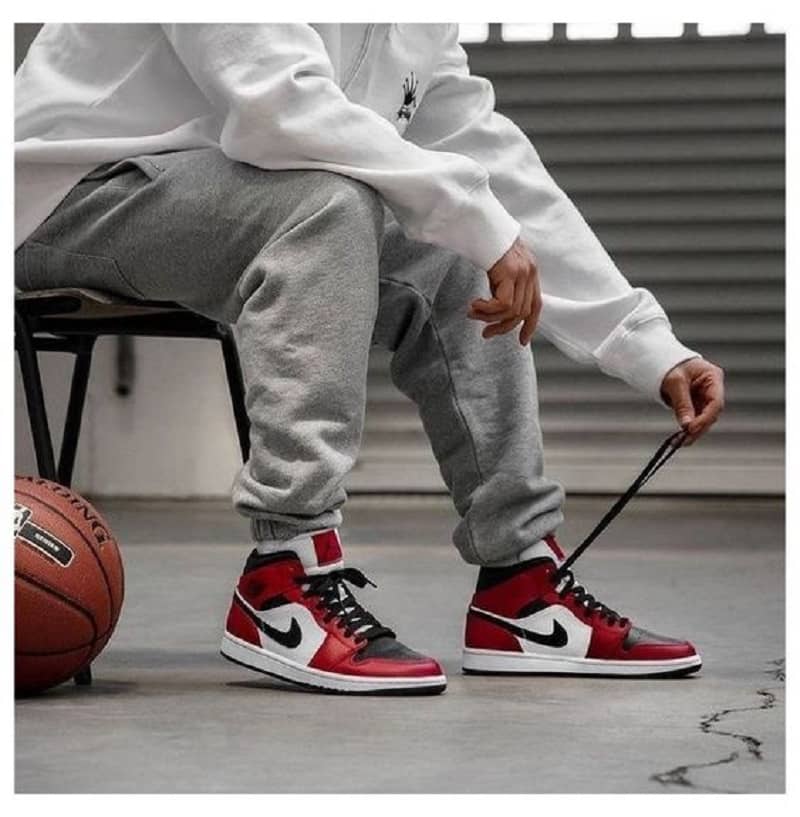 Phối giày Jordan 1 High đỏ với áo hoodie và Jogger thun