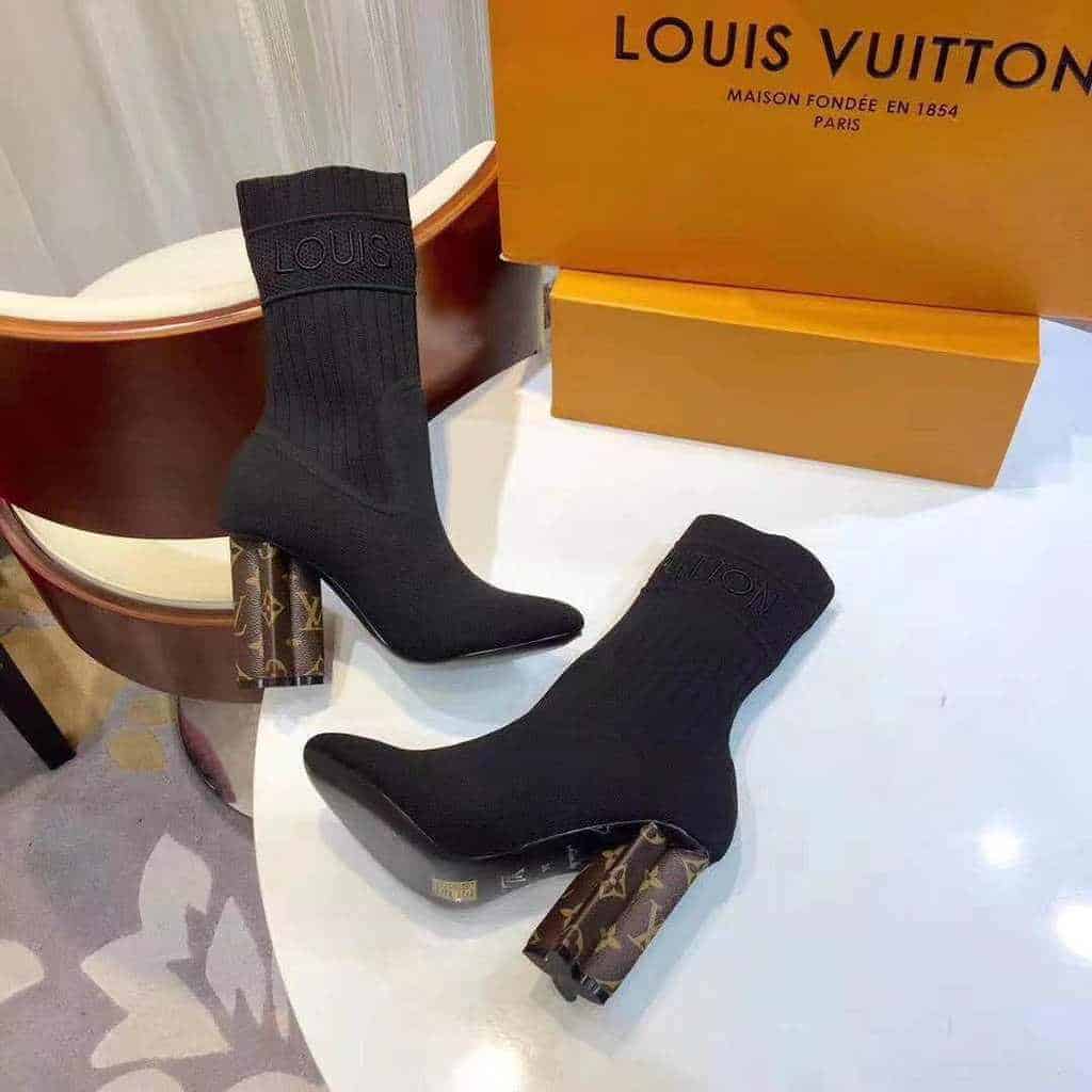 Giày boots Louis Vuitton có kiểu dáng cổ cao ôm chân, linh hoạt dễ phối đồ theo nhiều phong cách