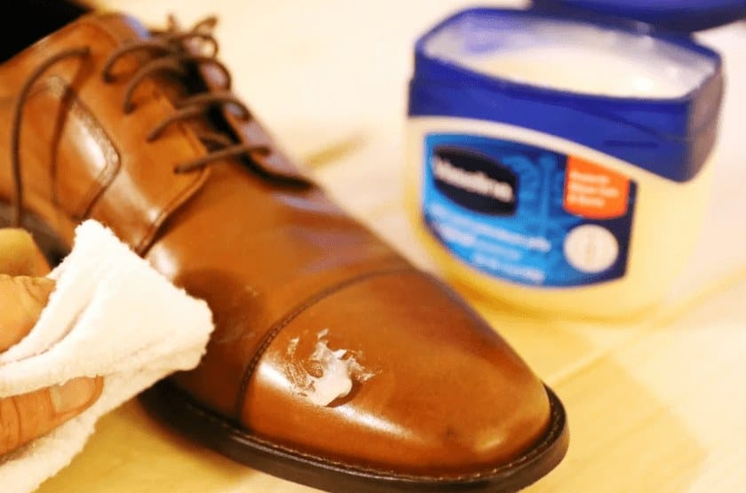 Cách phục hồi giày da bị tróc này rất hiệu quả với bề mặt nhẵn