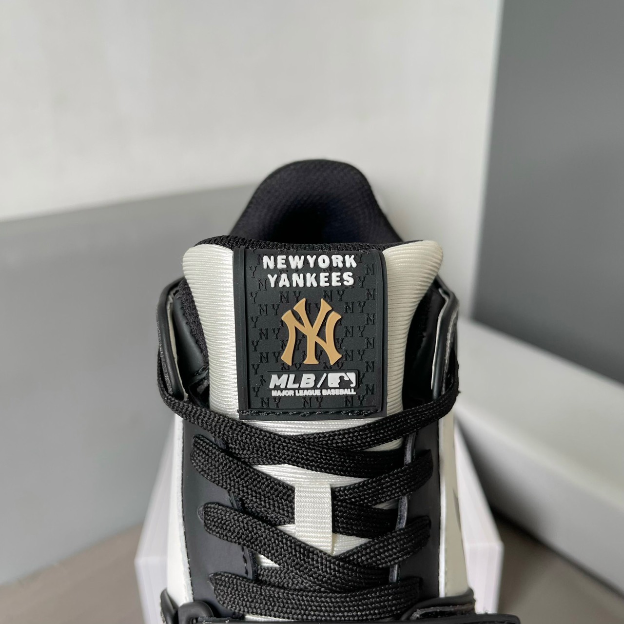 Giày MLB Chunky Liner Mid Lux New York Yankees Black Like Auth